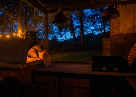 Glamping Auvergne Frankrijk Pizza-oven in de avond Glamping Auvergne 40plusteens