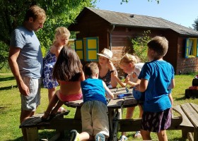 Les Renardieres in de Limousin, Frankrijk kinderen aan tafel Les Renardières 40plusteens