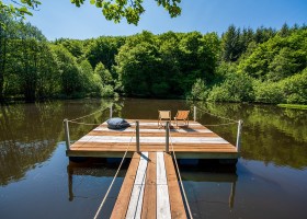 Glamping Auvergne Frankrijk vlot in meertje Glamping Auvergne 40plusteens