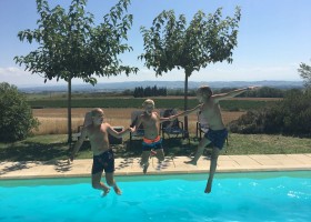 Domaine de la Bade in de Aude, Zuid-Frankrijk springen in zwembad Domaine de la Bade 40plusteens
