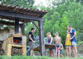 Faranghe in Le Marche, Italie pizza oven Camping Faranghe / La Luna 40plusteens