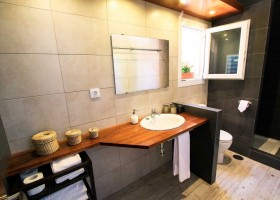 Nexo Surfhouse in Andalusie, Spanje badkamer NEXO Surfhouse 40plusteens
