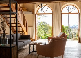 Domaine de la Bade in de Aude, Zuid-Frankrijk livingroom met openslaande deuren Domaine de la Bade 40plusteens