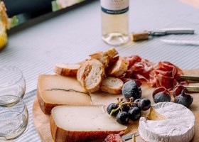 Le Mouron Rouge in Zuid-Frankrijk heerlijke borrelplank en wijn Le Mouron Rouge 40plusteens