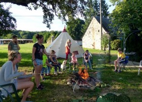 Les Renardieres in de Limousin, Frankrijk kampvuur Les Renardières 40plusteens