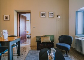 Agriturismo Angeli Sognanti in Le Marche, Italie Oliva woonkamer en doorkijkje Agriturismo Angeli Sognanti 40plusteens