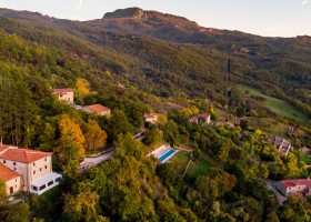 Novanta in Toscane, Italie Village_ Drone Borgo Novanta 40plusteens