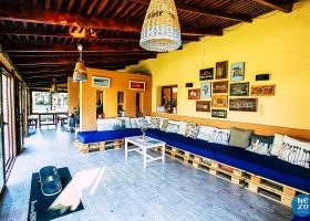 Nexo Surfhouse in Andalusie, Spanje lounge NEXO Surfhouse 40plusteens