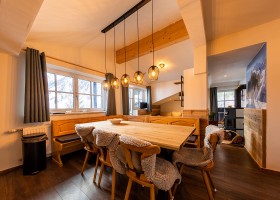Bergmoment in Rauris, Oostenrijk eettafel Bergmoment 40plusteens