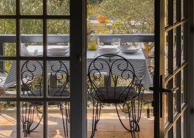 Le Mouron Rouge in Zuid-Frankrijk terras Le Mouron Rouge 40plusteens