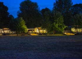 Camping Vallee de Lignac in Lignac, Frankrijk Vlondertenten in de avond Camping Vallée de Lignac 40plusteens