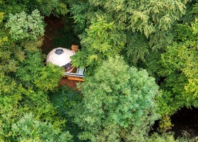 Glamping Auvergne Frankrijk Du Nord vanuit de lucht Glamping Auvergne 40plusteens