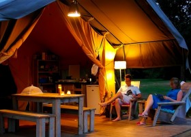 Camping des Arcades in de Lot, Frankrijk safaritent Camping des Arcades 40plusteens