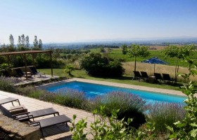 Domaine de la Bade in de Aude Zuid-Frankrijk zwembad met uitzicht Domaine de la Bade 40plusteens