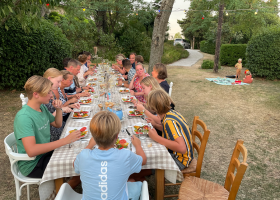 Domaine de la Bade in de Aude, Zuid-Frankrijk kinderen aan tafel Domaine de la Bade 40plusteens
