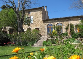 Domaine de la Bade in de Aude Zuid-Frankrijk gite met bruine luiken Domaine de la Bade 40plusteens