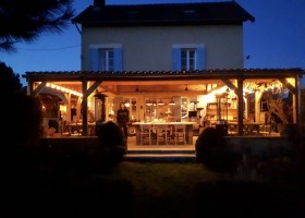 Domaine de Pamadera in Mialet, Frankrijk terras avond Domaine de Pamadera 40plusteens