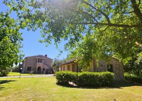 Pian della Bandina in Umbrie, Italie tuin met gebouwen Pian della Bandina 40plusteens