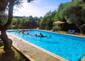 Pian della Bandina in Umbrie, Italie spelen in zwembad Pian della Bandina 40plusteens