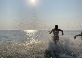 Vakantiehuisjes Waddenrust op Schiermonnikoog, Nederland in zee rennen Vakantiehuisjes Waddenrust 40plusteens