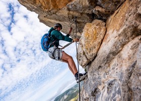 Canigou outdoor op camping Le Rotja in de Pyrenees-Orientales, Frankrijk VIA - stPaul - overhang Canigou Outdoor op Camping Le Rotja 40plusteens