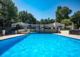 La Vallee Verte in de Gard Languedoc-Rousillon Frankrijk zwembad Camping La Vallée Verte 40plusteens