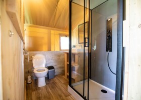 Agriturismo Angeli Sognanti in Le Marche, Italie safaritent nieuw badkamer Agriturismo Angeli Sognanti 40plusteens