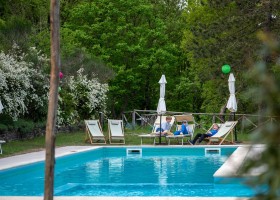 Casale il Sogno in Umbrie Italie 40plus tieners relaxen aan zwembad Casale il Sogno 40plusteens