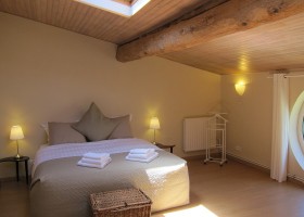 Domaine de la Bade in de Aude Zuid-Frankrijk slaapkamer rond raam Domaine de la Bade 40plusteens