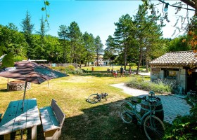 Camping des Arcades in de Lot, Frankrijk terrein Camping des Arcades 40plusteens