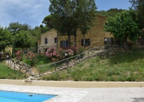 Villa Carina in Le Marche, Italie zwembad en achtergevel Villa Carina 40plusteens