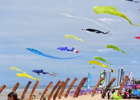 Au Passage du Gois in de Vendee, Frankrijk vliegerfestival in notre dame de monts Au Passage du Gois 40plusteens