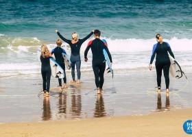 Nexo Surfhouse in Andalusie, Spanje met surfboards de zee in NEXO Surfhouse 40plusteens