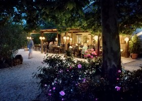 Podere Sei Poorte in Le Marche, Italie terras 's avonds Camping Podere Sei Poorte 40plusteens