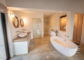 Homes of Africa in Hoedspruit, Zuid-Afrika Zandspruit badkamer Homes of Africa vakantiehuizen 40plusteens