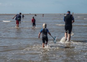 Au Passage du Gois in de Vendee, Frankrijk garnalen vissen aan de Franse kust Au Passage du Gois 40plusteens