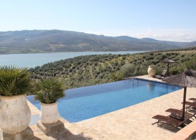 Casa Rural El Olivar in Cordoba, Spanje zwembad en meer Casa Rural El Olivar 40plusteens