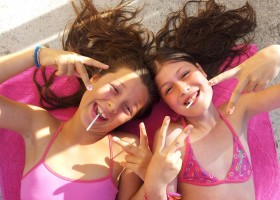 Villa Bussola tieners op het strand Villa Bussola 40plusteens