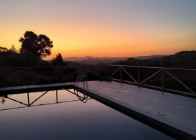 Agriturismo Il Masso in Le Marche Italie zwembad bij zonsondergang Agriturismo Camping Il Masso 40plusteens