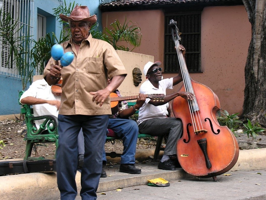 Travelnauts rondreis Cuba straatmuziek Salsa, oldtimers en tropische stranden op Cuba 40plusteens image gallery