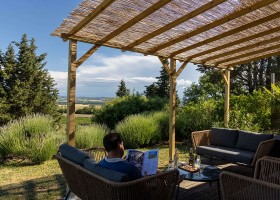 Domaine de la Bade in de Aude, Zuid-Frankrijk lounge buiten Minervois Domaine de la Bade 40plusteens