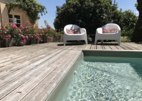 Villa Lafage in de Dordogne, Frankrijk Loft gezellig zitje bij zwembad Villa Lafage 40plusteens