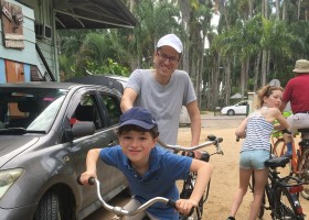 Travelnauts rondreis suriname-gezin-fietsen Paramaribo, boottochten en apen in Suriname 40plusteens