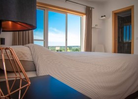 Casa Gemeos in Portugal slaapkamer met uitzicht Casa Gemeos 40plusteens