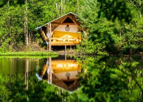 Glamping Auvergne Frankrijk 1. Afrique vanaf overkant Glamping Auvergne 40plusteens