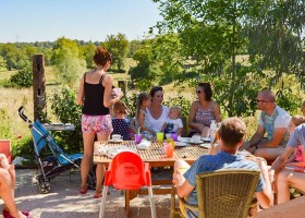 Camping Vallee de Lignac in Lignac, Frankrijk gezellig terras Camping Vallée de Lignac 40plusteens
