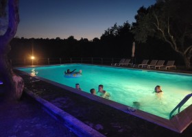 Pian della Bandina in Umbrie, Italie zwembad by night Pian della Bandina 40plusteens