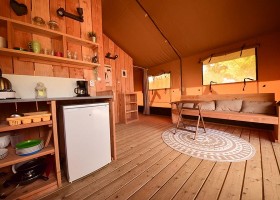 Camping Vallee de Lignac in Lignac, Frankrijk woonruimte safaritent xl Camping Vallée de Lignac 40plusteens